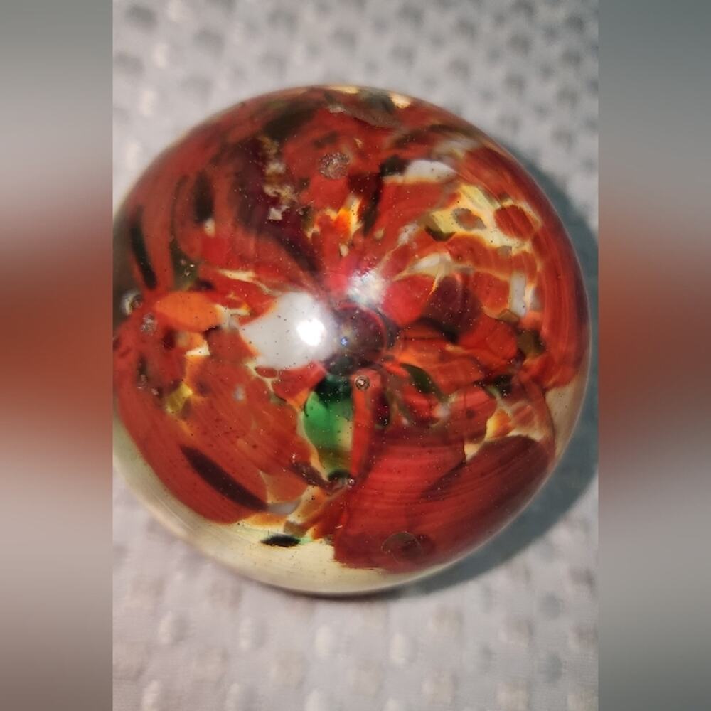 GLASS ROUND PAPERWEIGHT FLOWER - Picture 2 of 3